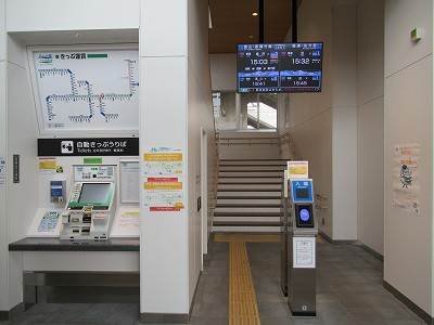 東口
