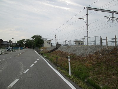 横から
