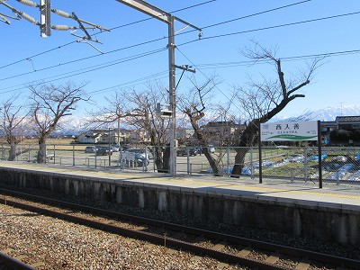 駅名標と