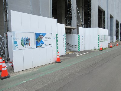 東口