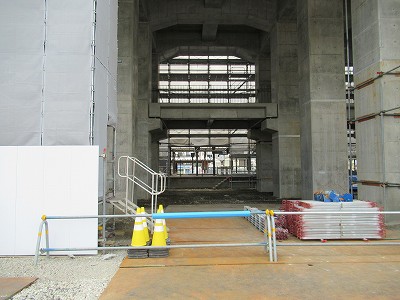 東口