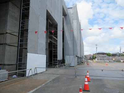 東口