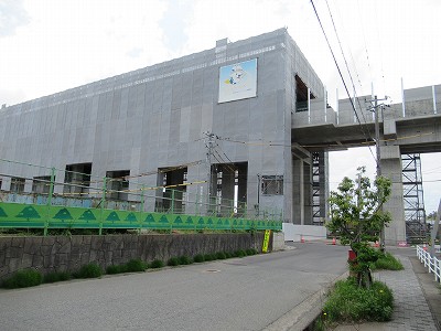 東口
