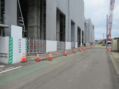 東口