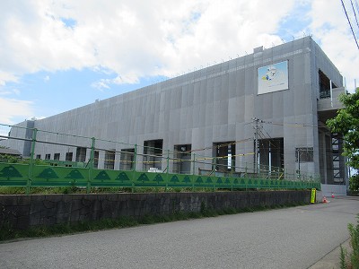 東口