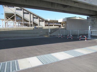 東口