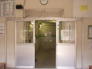 駅舎から