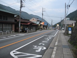 駅前の道