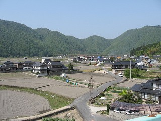 見下ろす