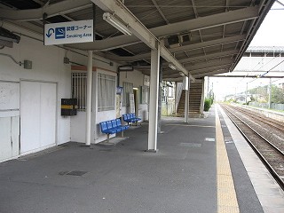 駅舎の前