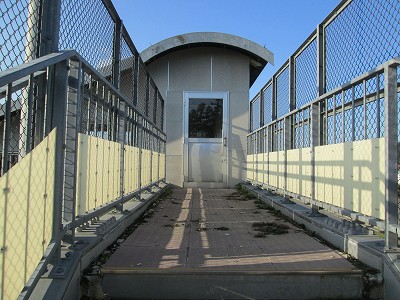 跨線橋へ