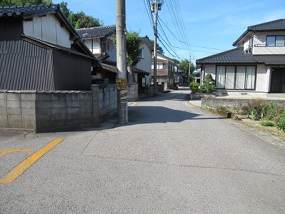 左へ