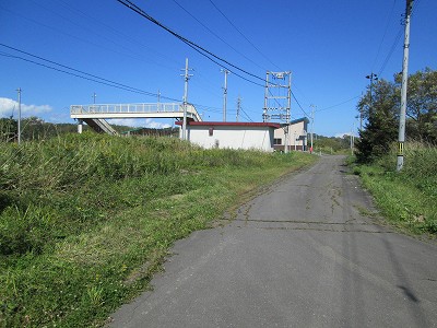 横から