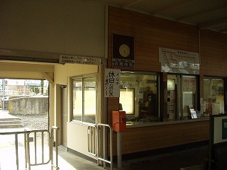出札口と改札口