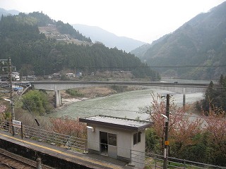 見下ろす