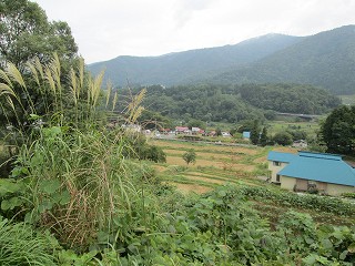 見下ろす