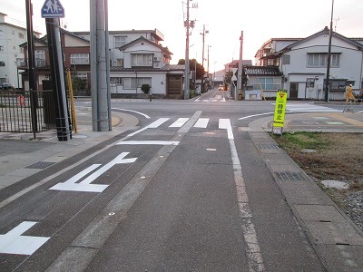 止まれ
