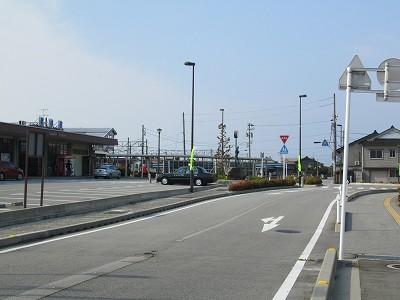 横から