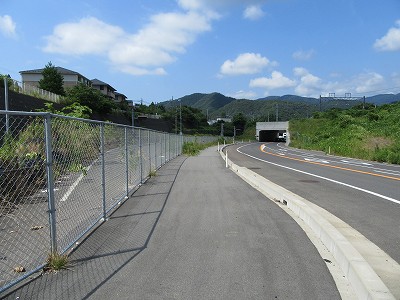 進む