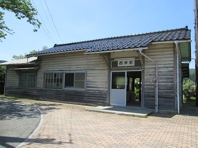 西岸駅駅舎